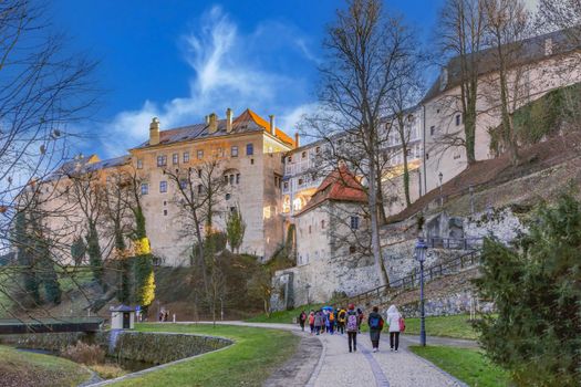 Jak Najít Výhodnou Online Půjčku Pro Studenty v ČR: Kompletní Průvodce